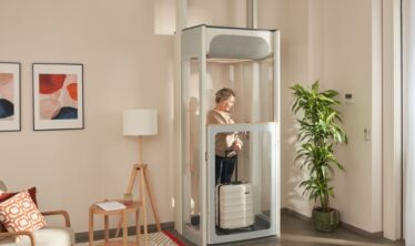 Middelaldrende kvinne i boligheisen Stannah Uplifts S2.