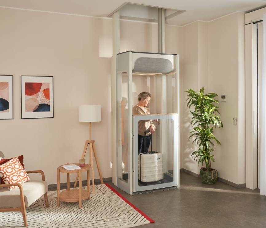 Middelaldrende kvinne i boligheisen Stannah Uplifts S2.