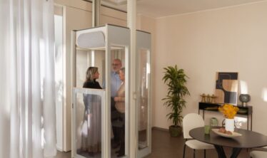 Tre personer i en moderne Uplifts S3-boligheis.