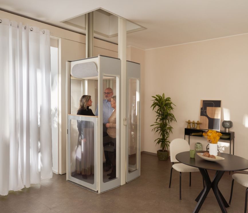 Tre personer i en moderne Uplifts S3-boligheis.