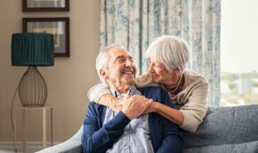 Lykkelig, uavhengig par i hjemmet sitt