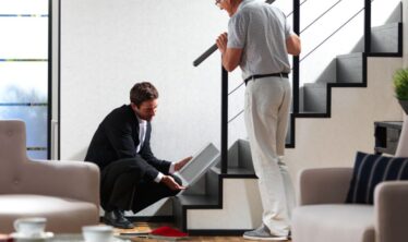 Stannahs mobilitetsekspert vurderer kundens trapp