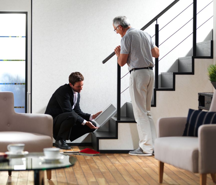 Stannahs mobilitetsekspert vurderer kundens trapp